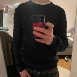 Kabelstickad Jack&Jones tröja - Säljer nu en marinblå kabelstickad tröja från Jack&Jones🙌 väldigt bra skick, passar storlek S/M hör av dig vid frågor✅