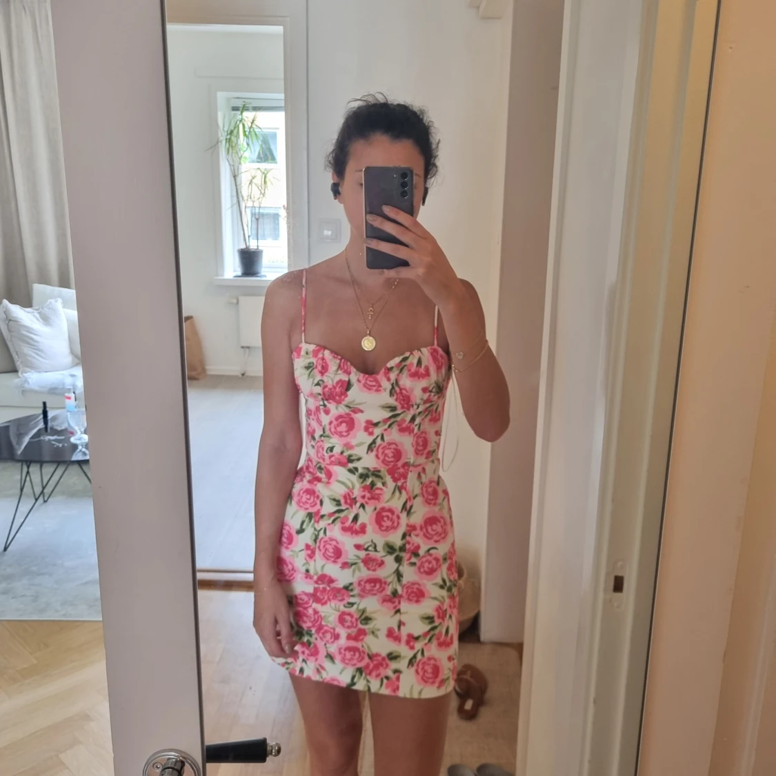 Blommig kortklänning med smala axelband