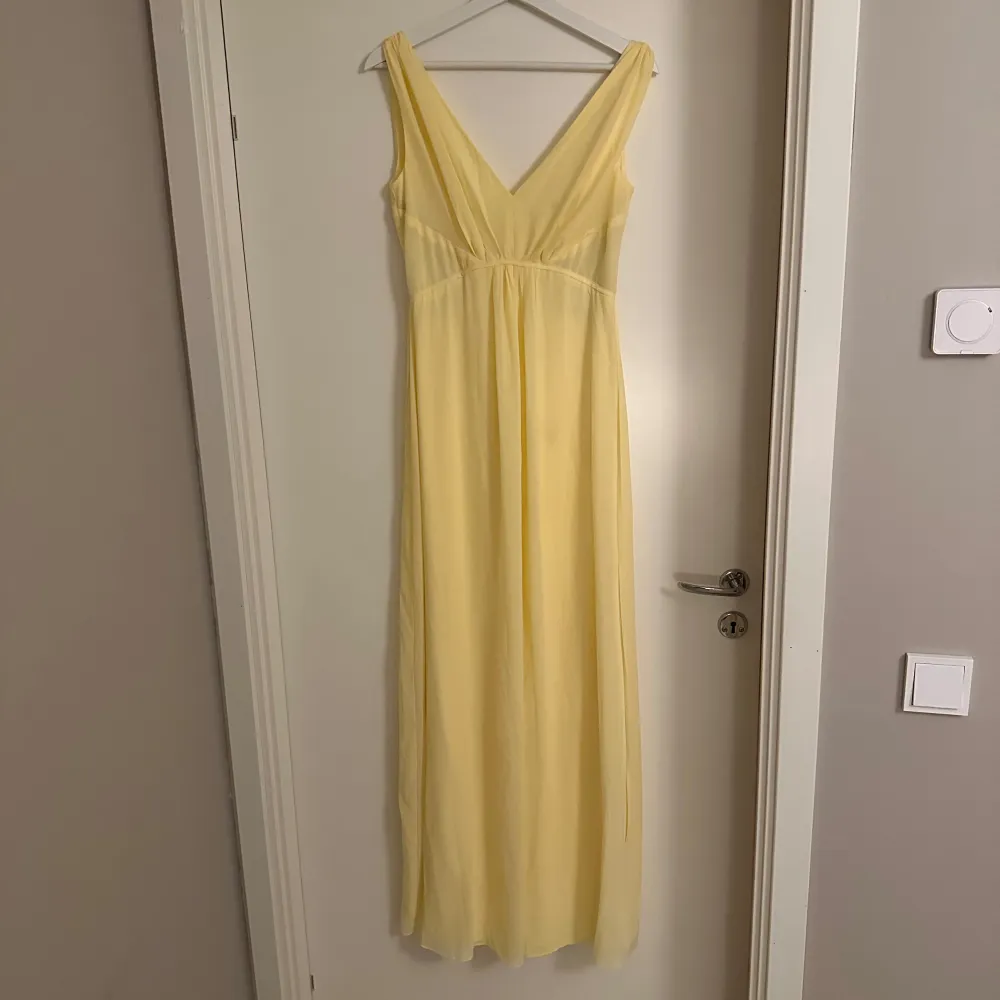 Säljer denna superfina slutsålda klänningen från ASOS. Passar perfekt till bal! Köpt för 929 kr och säljer för 1400 då den är slutsåld! Aldrig använd och har fortfarande prislappen kvar!. Mekot.