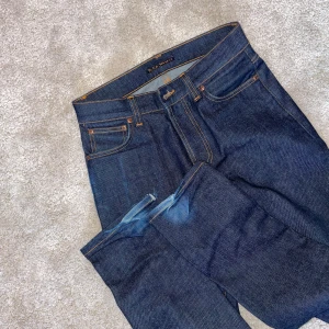 Nudie Jeans - Raw denim nudie jeans, grim tim 29/32, slim fit. De blir mer och mer fadeade ju mer de används.