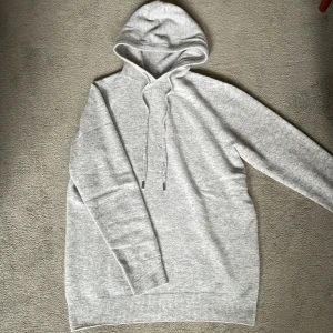 Merinoull Hoodie - En sjukt snygg ljusgrå Hoodie i 100% Merinoull!🌟Storlek M. (Använd max 3 gånger, inga defekter eller tecken på användning!) Hör av dig vid intresse😊