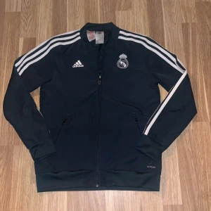 Real Madrid Tröja - Säljer min mörkgröna Real Madrid tröja. Perfekt nu för våren, storleken e xs. Pris kan diskuteras. 