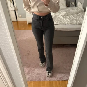 Grå högmidjade jeans - Snygga grå jeans med hög midja och bootcut-stil. 