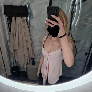 Ljusrosa linnetopp från Gina Tricot - Säljer en söt ljusrosa linnetopp från Gina Tricot. Toppen har en knytning framtill och tunna axelband, perfekt för varma dagar. Den är i ett mjukt och bekvämt material. Aldrig använd bara testad.