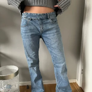 Blå jeans - Snygga blå jeans som är köpta på plick men som tyvärr inte passade mig. De har en baggy passform om man är i storlek S/M! skriv om ni har frågor❤️