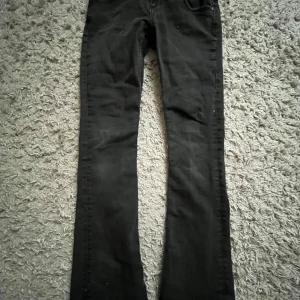 Svarta low waist jeans - Snygga low waist bootcut jeans! Svarta men lite åt det gråa hållet