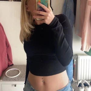 Svart croppad tröja från Gina Tricot - Säljer denna söta tröjan från gina tricot. Använd ett fåtal gånger och sitter som en smäck. 