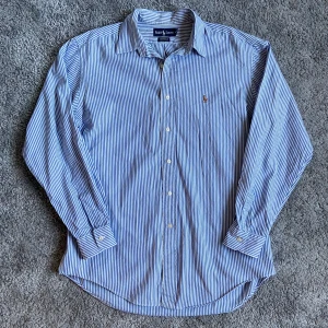 Ralph Lauren skjorta - Säljer denna Fräscha raffe skjortan i bra skick. Passar storlek L. Hör av er vid funderingar!