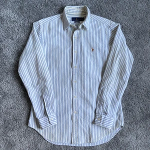 Ralph Lauren Skjorta - Säljer denna snygga raffe skjortan i storlek S. General wear. Hör av er vid frågor!