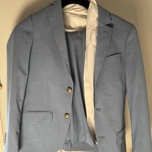 Ljusblå kostym  - Använd 2 gånger. Skriv om du vill ha fler bilder, endast om du är seriös. Allt totalt låg på 3-3500kr. Dressman. 