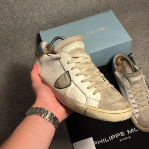 Philippe Model Skor - Riktigt feta Philippe model perfekta nu för våren som kommer och även sommaren 🤩👟| Strlk 44 | Allt og ingår, skolåda, dustbag och lappen | Retail runt 3500 kr | Komm vid intresse och tveka ej på att fråga 💯🍾pris går att diskuteras vid snabb affär