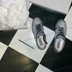 Maison Margielas  - Ett par unika margielas i storlek 42 men passar lite större skulle jag säga, som defenetivt får dig att sticka ut! Dem är stilrena och den vita färgen försvinner eftersom, dem är användna men inga stora defekter finns, bara lappen i hälen. Tveka inte att fråga om nu har funderingar! Fler bilder finns om ni så önskar! Mvh Manne 🙌