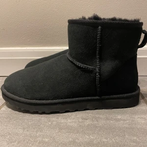 svarta uggs - ett par svarta uggs i modellen classic mini. de är impregnerande och i mycket bra skick förutom att de är lite fläckiga och smutsiga på sulan. köpte dem för 2299kr. hör av er vid frågor eller intresse! 🙏 