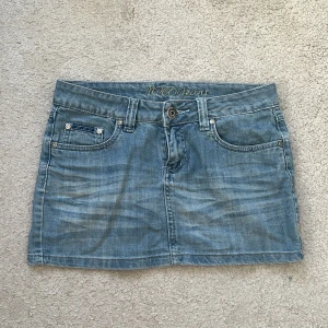 Blå jeanskjol  - Snygg lågmidjad jeanskjol