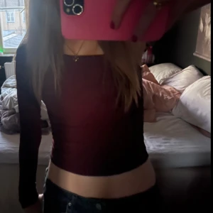 vinröd offshoulder topp - säljer denna snygga offshoulder topp i storlek 36 ifrån asos!! skriv privat för fler bilder 