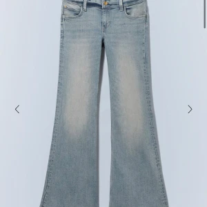 Ljusblå bootcut jeans - Snygga ljusblå bootcut jeans med klassisk femficksdesign och knappgylf. Perfekta för en avslappnad stil med en touch av retro. Passar bra till sneakers eller klackar för en cool look. Från cheap monday. Längd 32