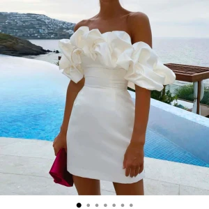 Vit klännibg - Säljer denna jättefina klänning som jag hade tänkt ha på studenten men dessvärre var den lite för stor på mig💕💕aldrig använd!