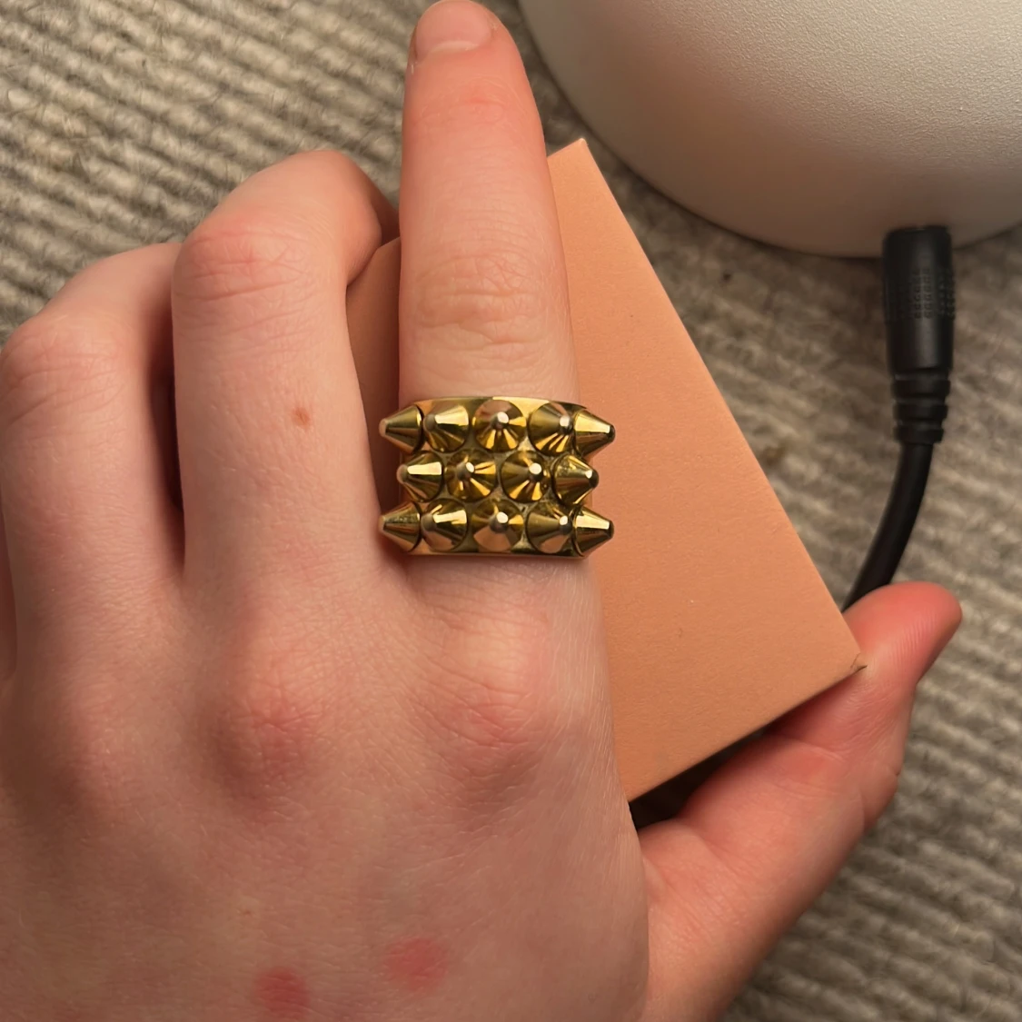 Guldfärgad ring med nitar - 4