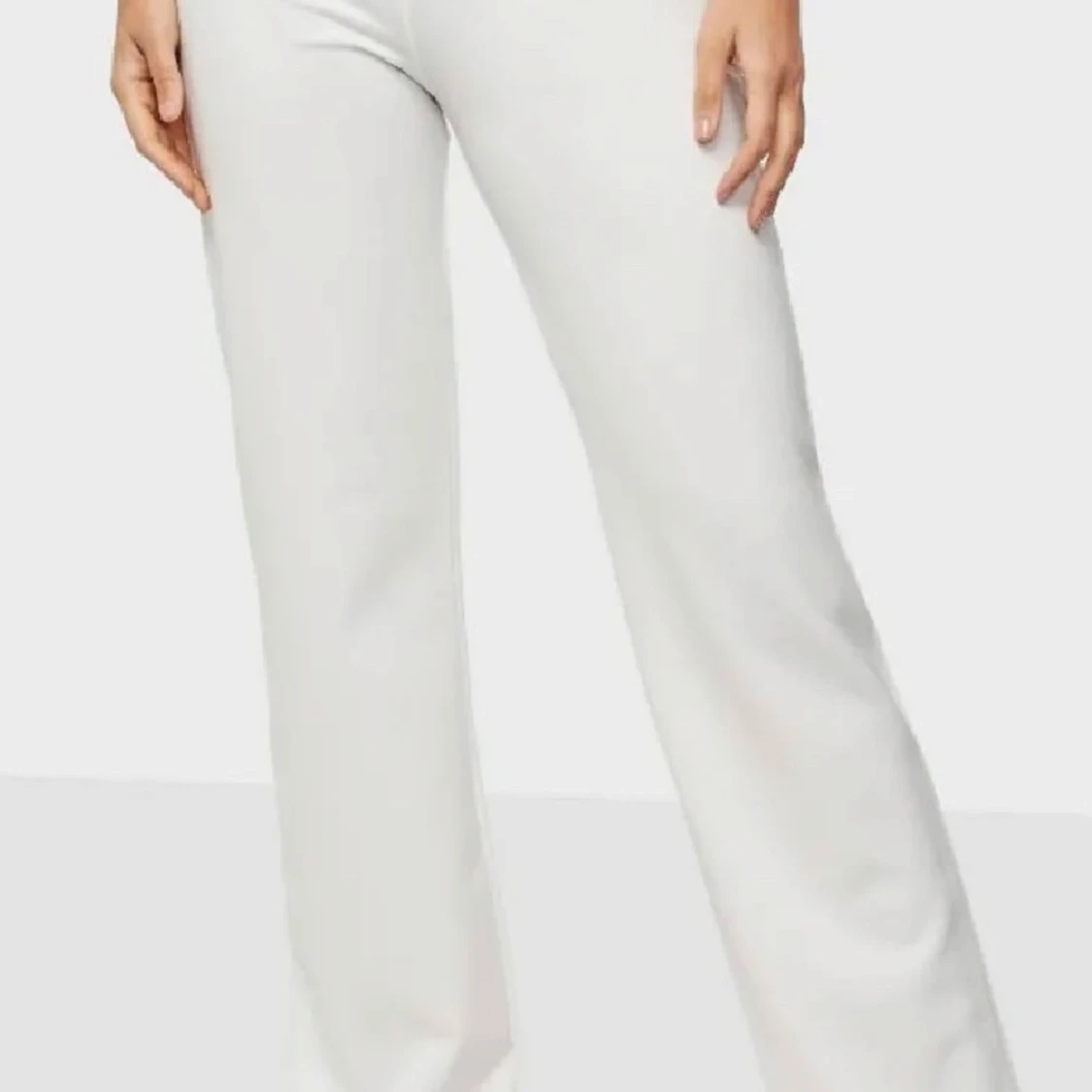 Vita byxor med hög midja