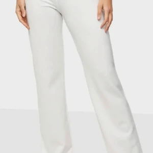 Vita byxor med hög midja - Snygga vita byxor med hög midja och en stilren design. Perfekta för en chic look, dessa byxor har en rak passform som ger en elegant siluett.