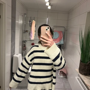 Jättefin stickad tröja  - Fin stickad tröja ifrån Bikbok i storlek s💞💞💞 aldrig använd
