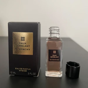 Faux Semblant Eau de Parfum Intense från Givenchy - Exklusiv parfym från Givenchy, Faux Semblant Eau de Parfum Intense, i en elegant 10 ml flaska. Doften är intensiv och förpackningen har en lyxig svart och guld design. Parfym är utan spray men jag kommer att lägga till glassprayflaska för bättre användning. Priset för 100 ml är 333 Euro. Det är en apelsinblomma, sandelträ och oud-parfym. Köpte den på givenchy.com