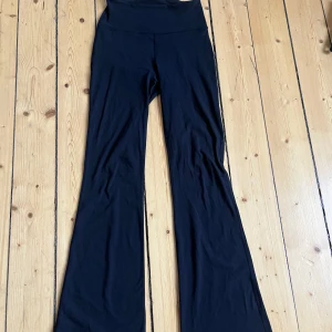  Lululemon Groove Flared pant - Groove Nulu Super-High-Rise Flared Pant Regular från Lululemon. Köpta för 1280kr. Är i bra skick men lite noppriga. 