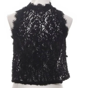 Svart spetstopp - Säljer denna svarta spets topp från zara, mycket bra skick💗