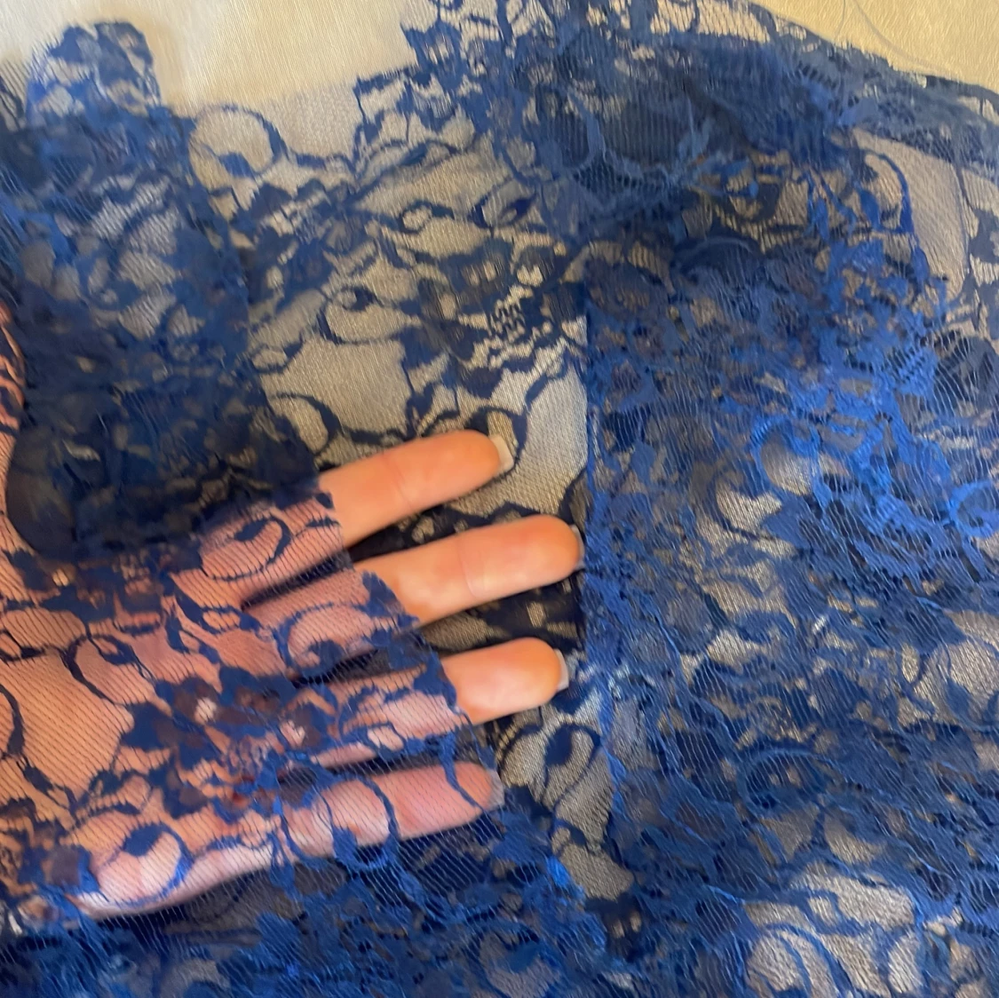 Blått spetlinne som är v ringat - 1