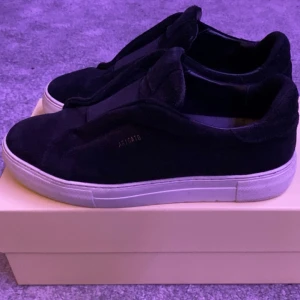 Axel Arigato 360 Laceless - Säljer ett par riktigt snygga Arigatos i storlek 42 pga att dom inte kommer till användning. De är i mycket bra skick, endast lite creasade. Nypris :- 2500kr, säljer för 1000. Hör gärna av dig vid frågor!  