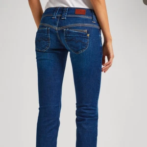 PEPE JEANS - Snygga blå jeans med bootcut och klassisk femficksdesign. De har en lågmidjad passform. De är pepe jeans, nypris 1189kr Helt slutsålda