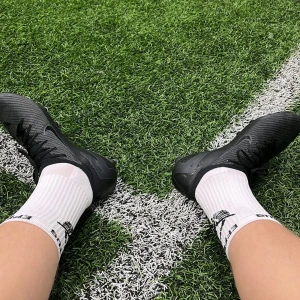 Vita strumpor med grepp från EffectusUF - Säljer ett par vita strumpor från Effectus med. Strumporna har greppmönster under sulan för extra fäste. Perfekta för sport och aktivitet. Vårat UF har endast 30 exemplar med dessa utöver våra kolfiber benskydd.