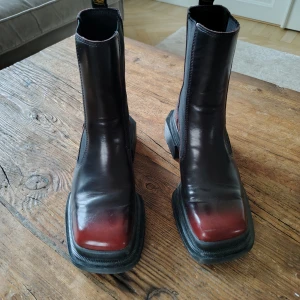 Dr. Martens - Maybole square toe Chelsea boots - Otroligt snygga skinnboots i svart och rött med en robust klack och fyrkantig tå. Köpta för 2.100 kr. Använda endast ett par gånger. Säljer på grund av fel storlek. 
