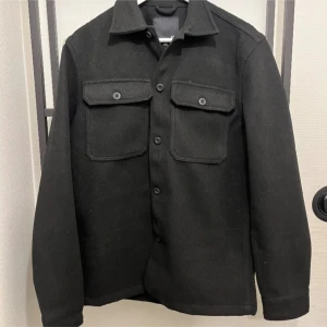 Overshirt  - Köpt från Lager 157 har bara används 2 gånger så helt ny. Storlek M. Mitt pris är 150. Tveka inte höra av dig😊