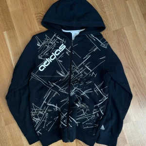 Vintage Adidas zip-up - Vintage Adidas zip-hoodie i fint ”vintage skick”!