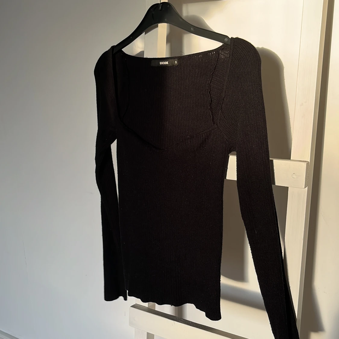 Svart ribbad topp från Bik Bok