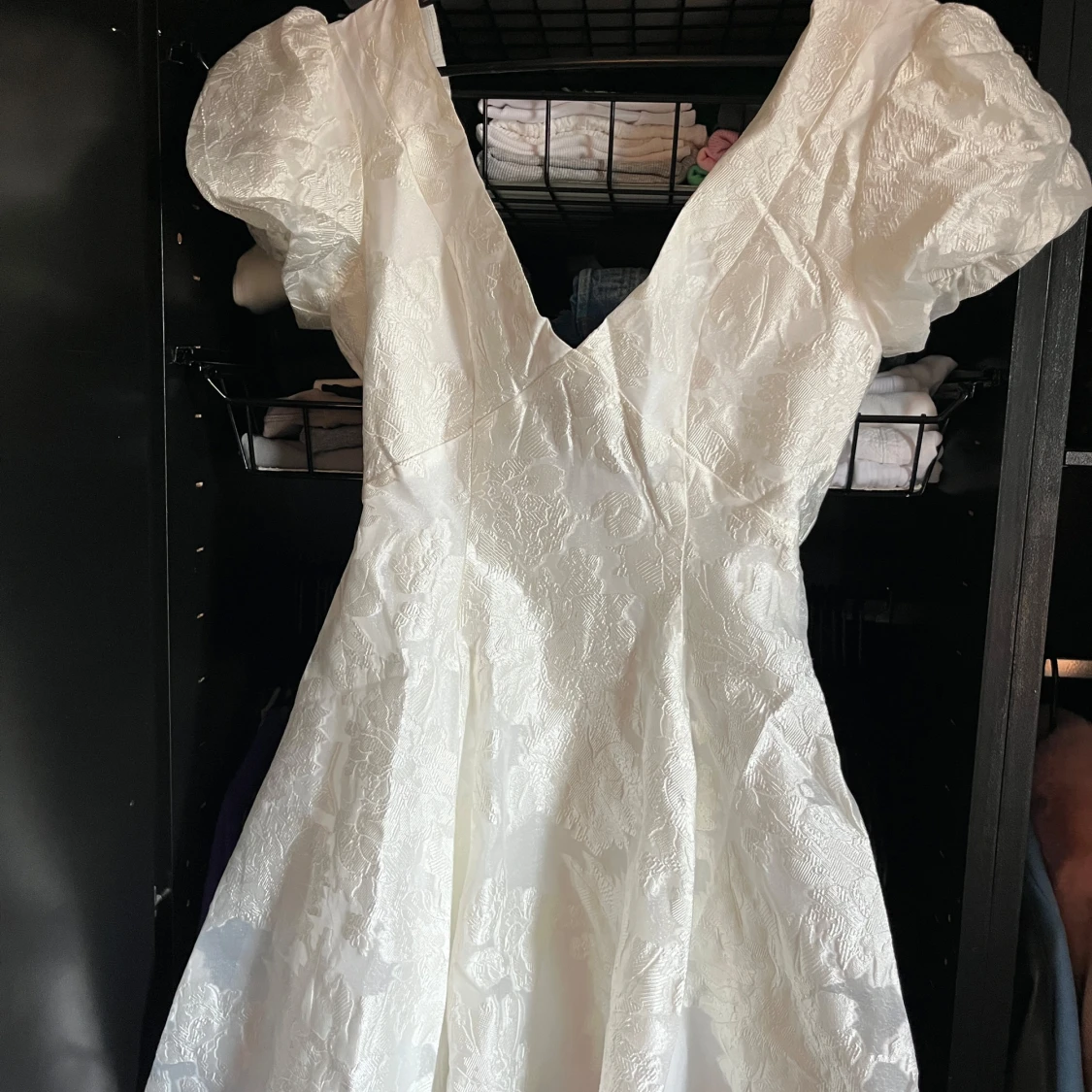 HELT NY klänning med puffärmar från Showpo - 3