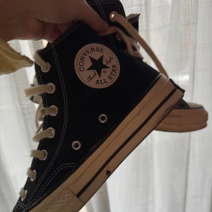 CONVERSE Chuck Taylor 70s Hi - CONVERSE Chuck Taylor 70 Hi svart, has some marks from use that you can see in photos, but only worn a hardful of times because they’re too big so theyre still in good condition!