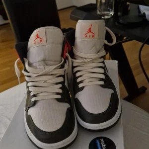 Nike Air Jordans i svart, vit och röd - Snygga Nike Air Jordans i en cool färgkombination av svart, vit och röd. Skorna har klassisk snörning och den ikoniska Air Jordan-loggan på sidan. Perfekta för dig som vill ha en stilren look. Det finns inga defekter eller skador på dessa skor. Har aldrig använt dem då dem var för små för mig. Du får skorna med original skolådan OBS har inte kvittot eller restocks tagen kvar men dem är 100 procent äkta. Skriv för mer information!