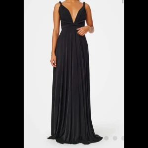 Balklänning  - Säljer min jätte fina balklänning med öppen rygg. Klänningen är använd endast en gång och är så gott som ny! Man kan även knyta hur man vill upptill💕 passar alla mellan 160-170 skulle jag säga. 