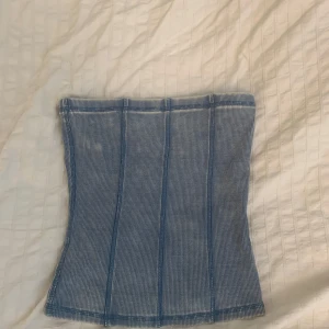 Super fin topp - Super fin topp som ser ut som en jeans topp men egentligen är bekväm och ribbat tyg