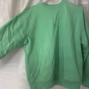 Sweatshirt  - Superfin sweatshirt, använd 1 gång så i nyskick 