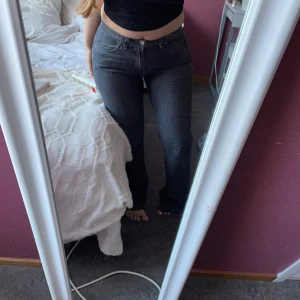 Jeans  - Säljer dessa super snygga gråa jeans i storlek 38/36. 