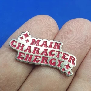 Pins - Main character energy - Pins - Main character energy mått är: 3 × 1.5 cm ✨️Titta igenom alla mina upplagda och köp fler saker i bundle för att spara på frakten och få allt du köpt i ett och samma paket✨️