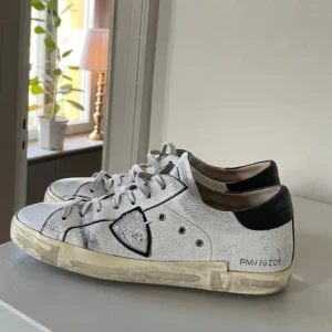 Philippe model - Inte det bästa skicket på dem men fof fina! Storlek 43 men jag har dem även fast ja egentligen har 45 och de passar bra!