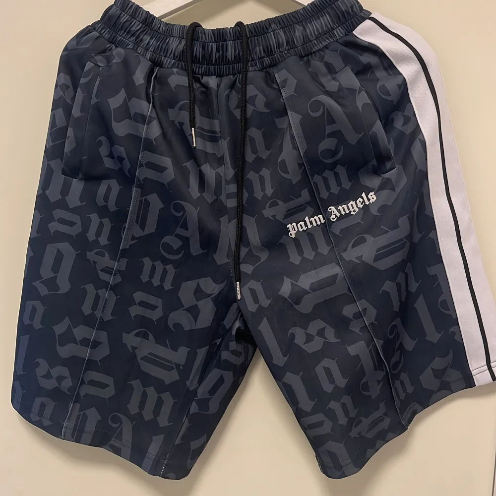 Mjukisshorts från Palm angels, mycket bra skick! Knappt använda, passar M/L. Storleken är M. Shorts.