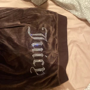 Juicy byxor  - Juicy couture byxor i storlek S, har testat byxorna 1 gång och pris kan diskuteras, köpte för 1100. 