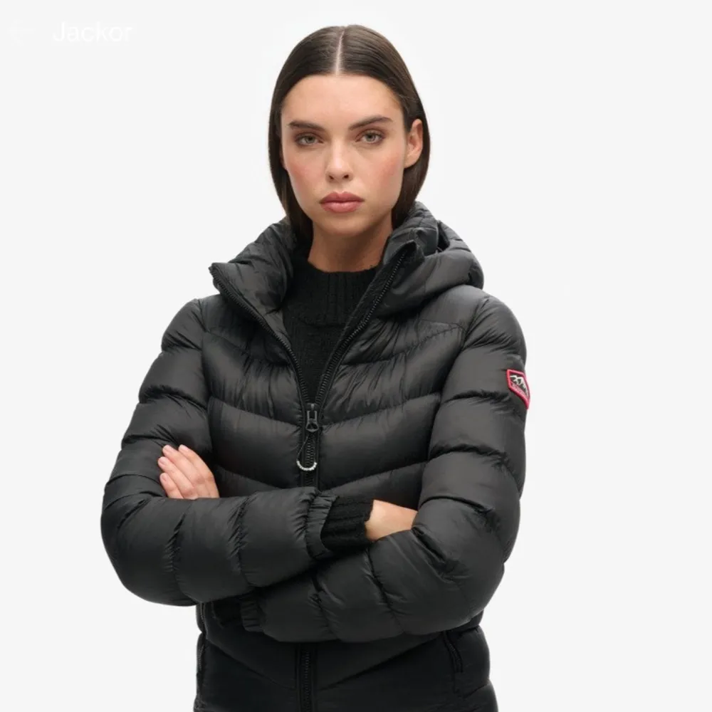 Jätte fin vinterjacka från Superdry. Köptes förra året men kom inte till så mycket användning. Säljer nu då jag har en liknande. Köptes för 1300. Jätte fint skick. . Jackor.