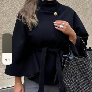 Poncho  - Poncho från missay.se, köpte för ca 1 år sedan, andvänd ungefär 5 gånger! Skicket är fint och inga defekter 