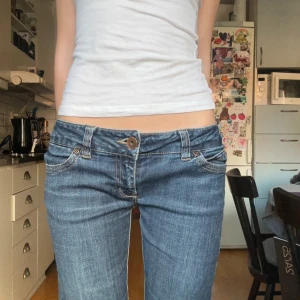 Snygga lågmidjade jeans - Så snygga lågmidjade jeans i fint skick ifrån only 😍 mått finns på de sista två bilderna 